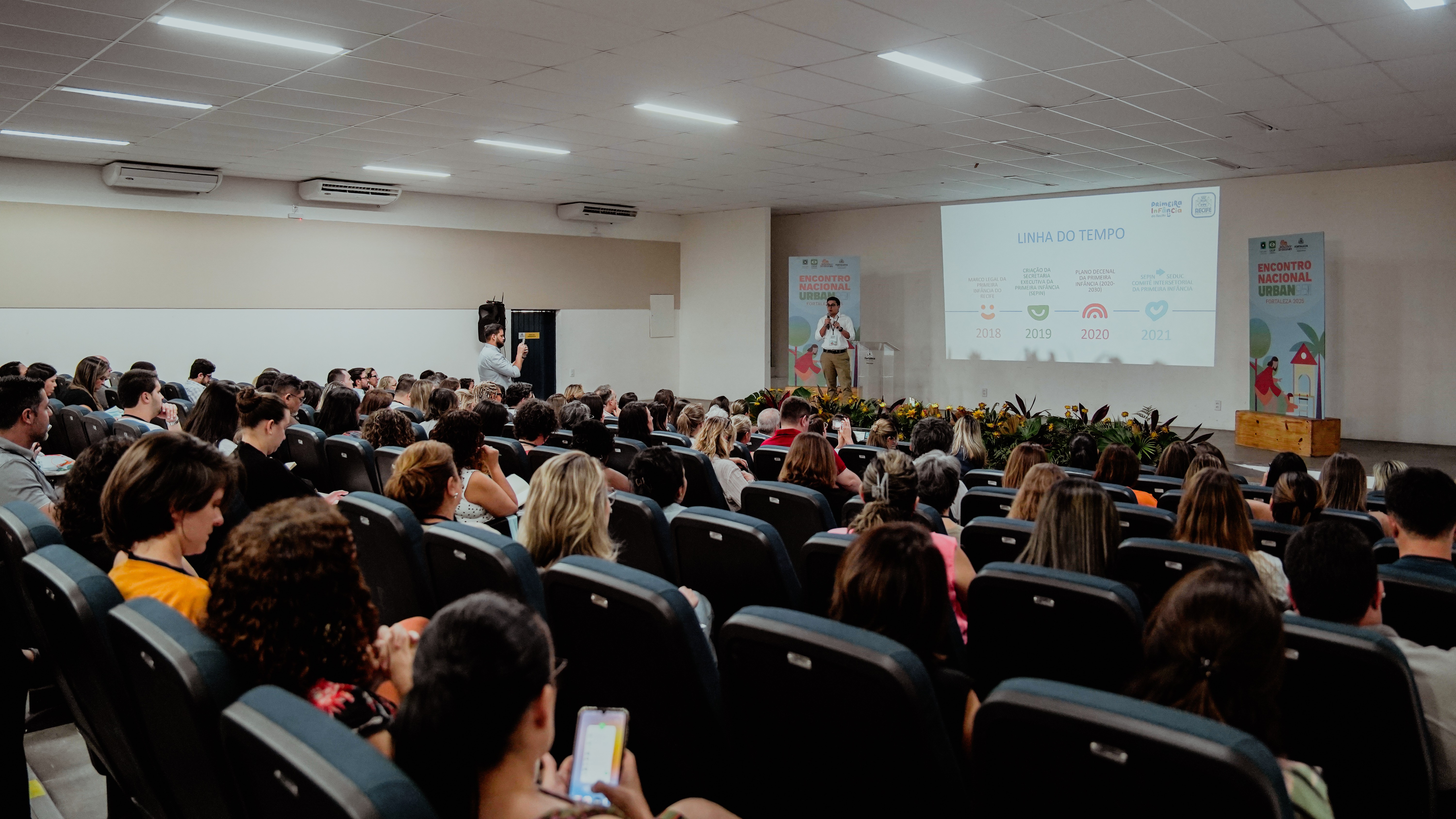 público no auditório da academia do professor durante o evento